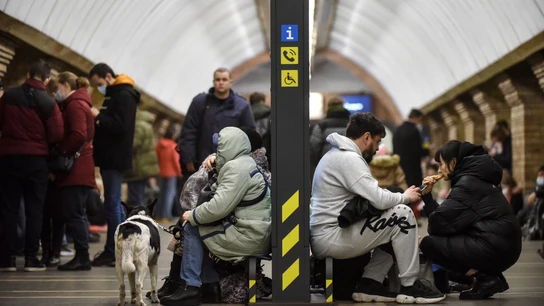 Una noche en el metro de Ucrania: la gente se refugia en las estaciones subterráneas por temor a los bombardeos Una noche en el metro de Ucrania: la gente se refugia en las estaciones subterráneas por temor a los bombardeos