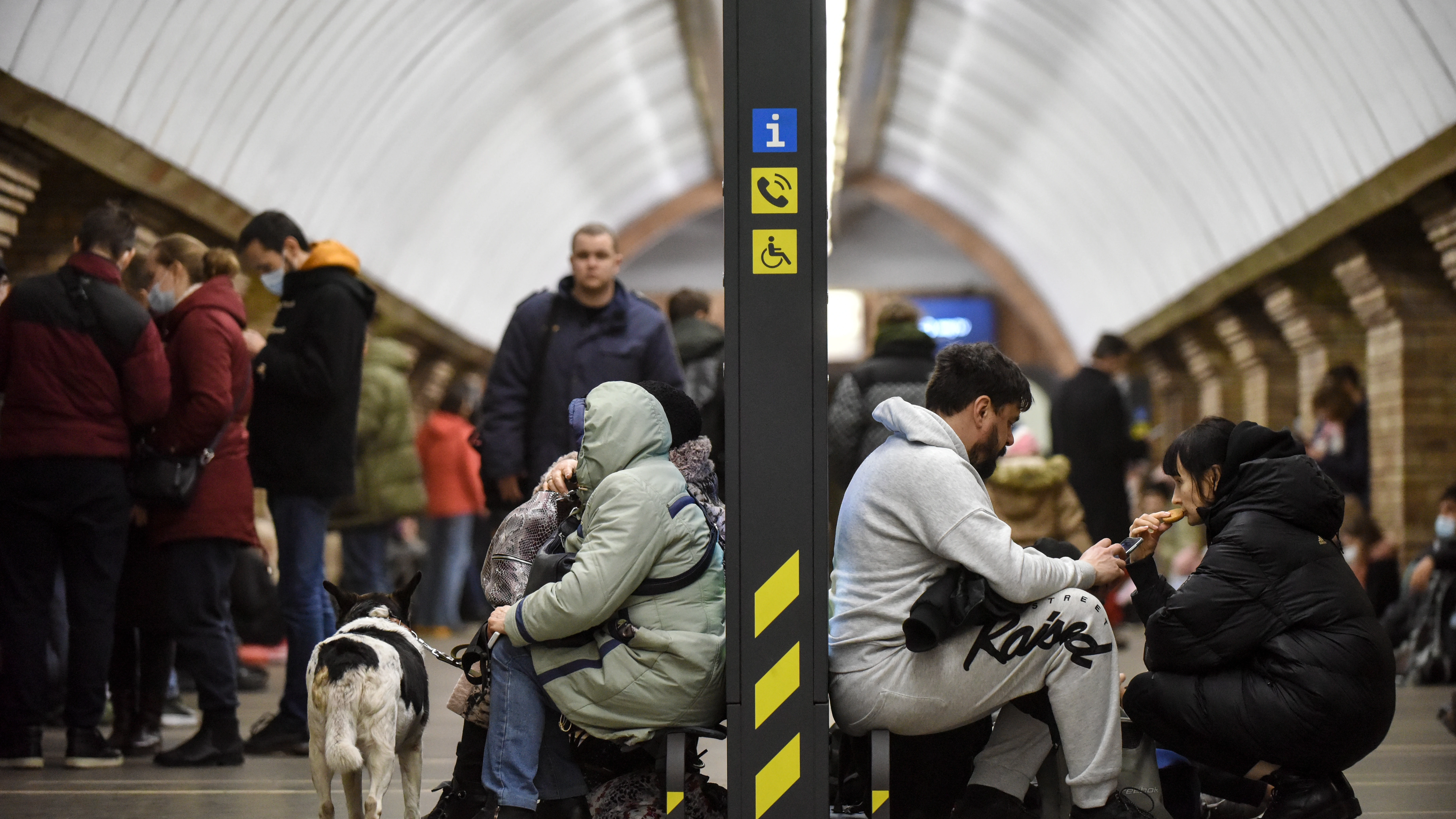 Una noche en el metro de Ucrania: la gente se refugia en las estaciones subterráneas por temor a los bombardeos