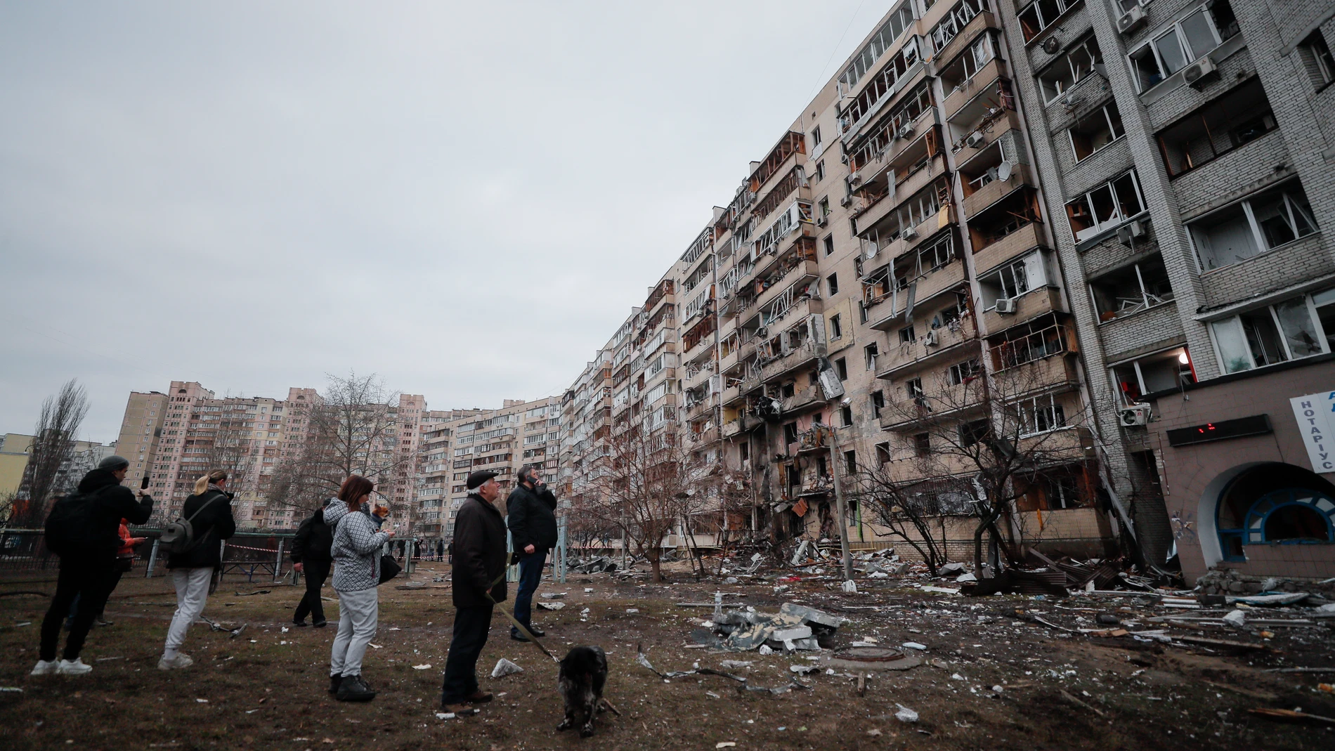 Los destrozos provocados por un bombardeo nocturno de Rusia en una barriada de Kiev (Ucrania)
