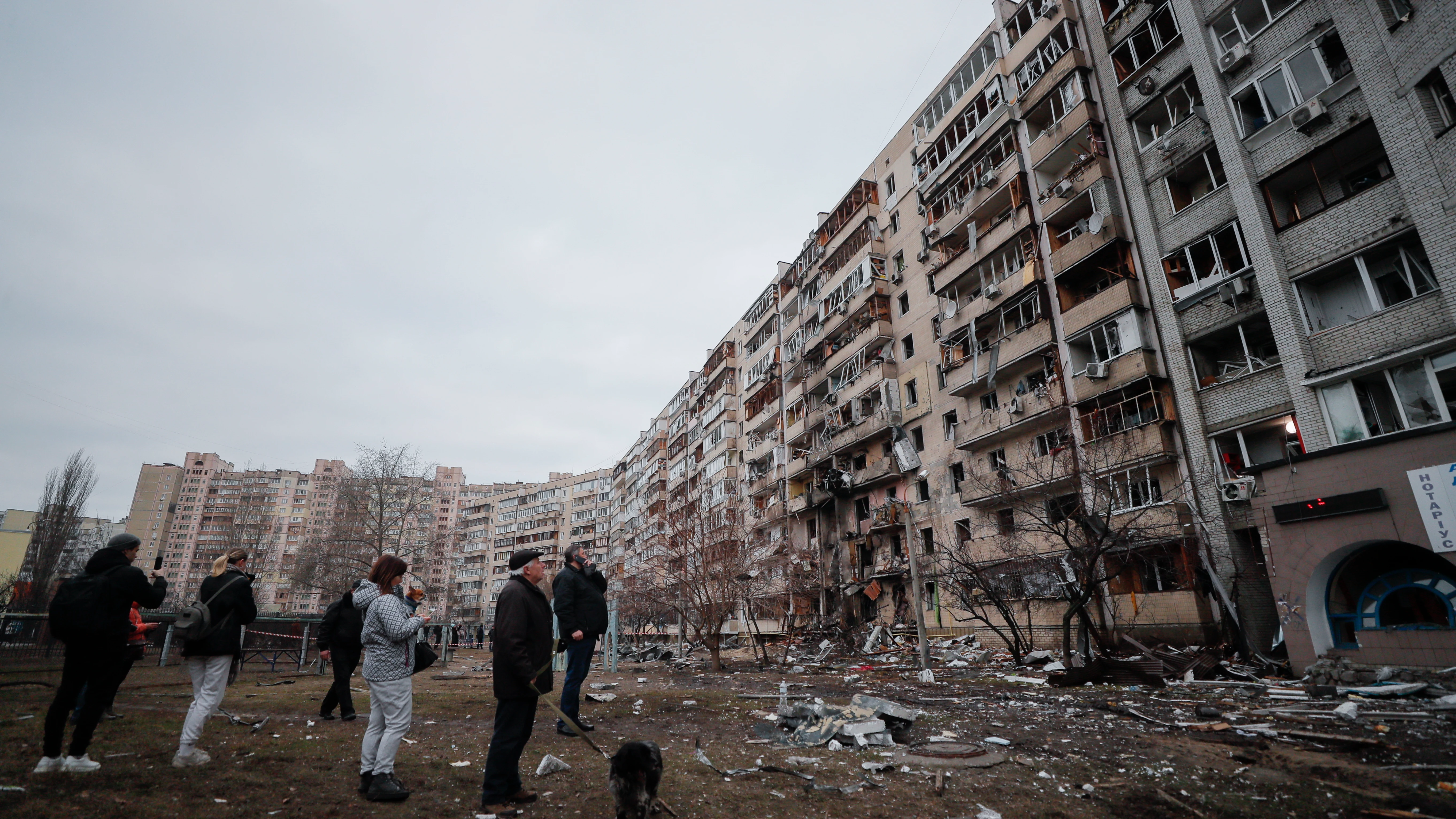 Los destrozos provocados por un bombardeo nocturno de Rusia en una barriada de Kiev (Ucrania)