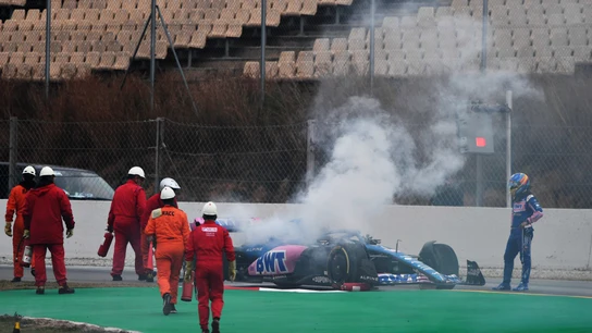 Problemas para Fernando Alonso en Montmeló: el Alpine echa humo y provoca la bandera roja Problemas para Fernando Alonso en Montmeló: el Alpine echa humo y provoca la bandera roja