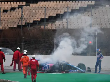 Problemas para Fernando Alonso en Montmeló: el Alpine echa humo y provoca la bandera roja