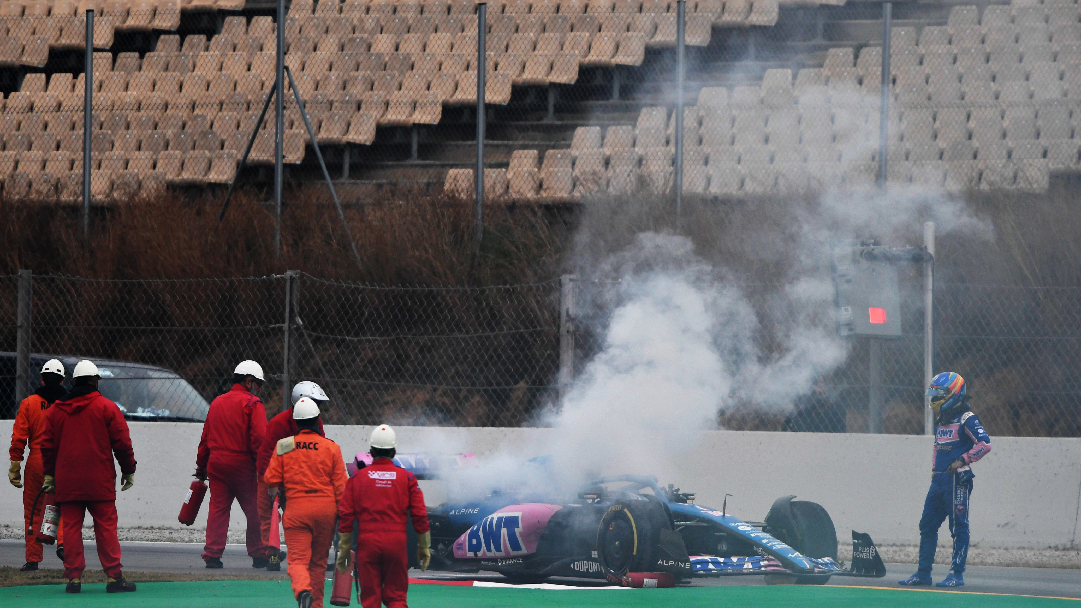 Problemas para Fernando Alonso en Montmeló: el Alpine echa humo y provoca la bandera roja