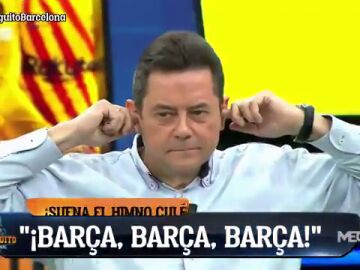 Momentazo en 'El Chiringuito': Pedrerol, Jota Jordi y 'Lobo' Carrasco cantan el himno del Barça y los madridistas abandonan el plató