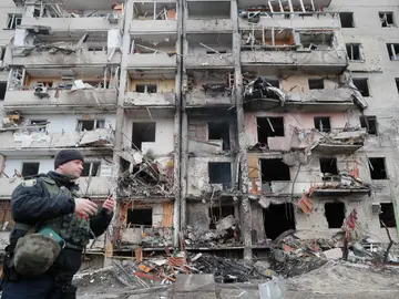 Un edificio destruido tras los ataques rusos en Kiev