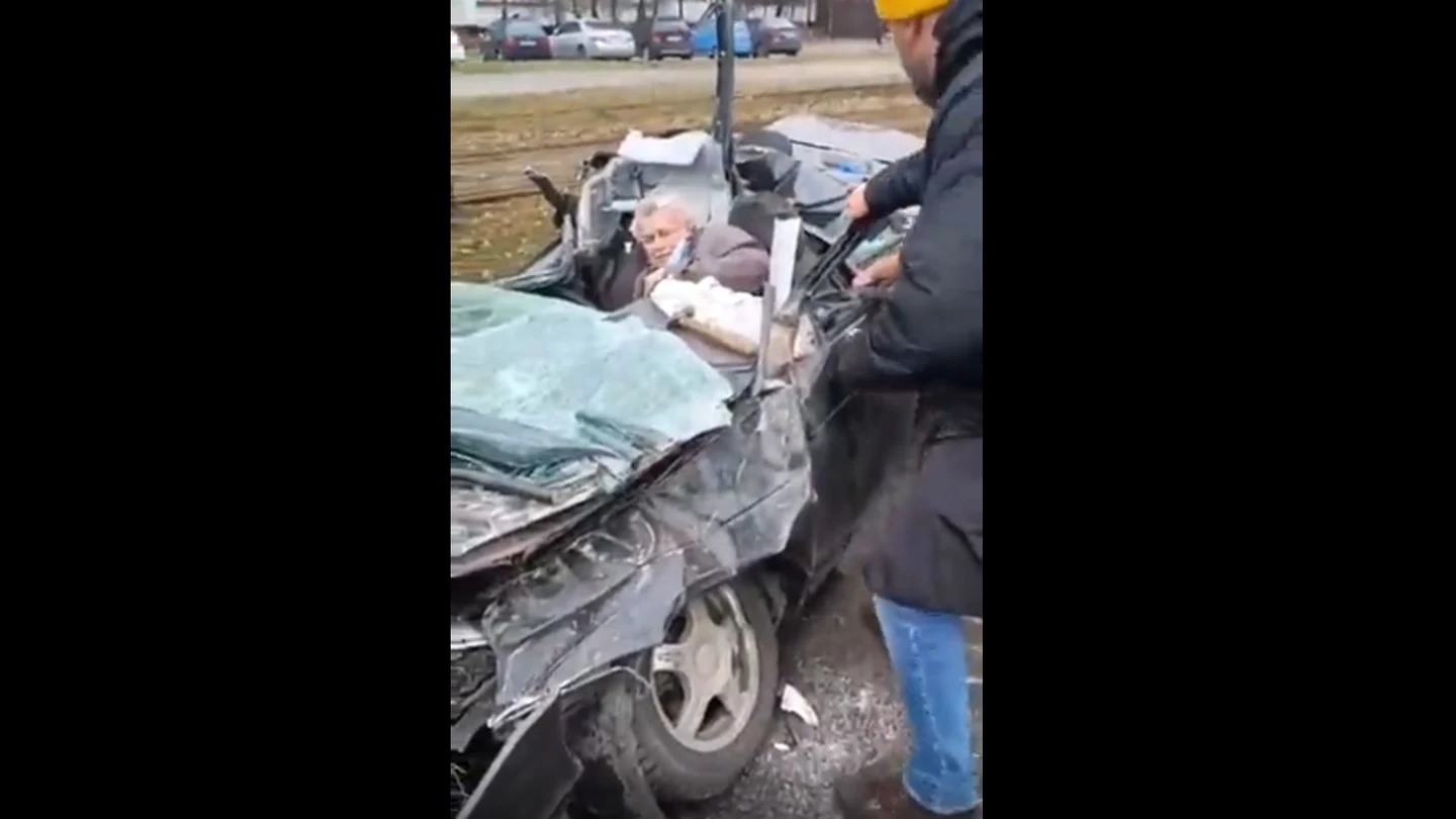 Vehículo aplastado por un tanque ruso en Kiev Vehículo aplastado por un tanque ruso en Kiev