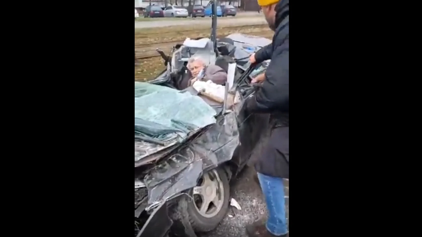 Vehículo aplastado por un tanque ruso en Kiev