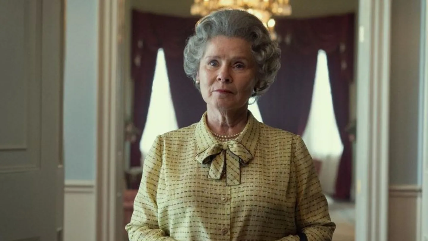 Imelda Staunton interpreta a la reina Isabel II en la serie 'The Crown', de Netflix Imelda Staunton interpreta a la reina Isabel II en la serie 'The Crown', de Netflix
