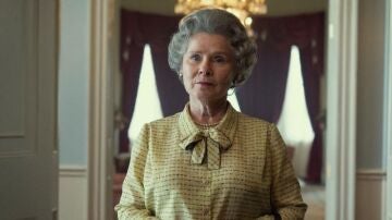 Imelda Staunton interpreta a la reina Isabel II en la serie 'The Crown', de Netflix