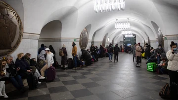 Una estación de metro en Ucrania plagada de gente