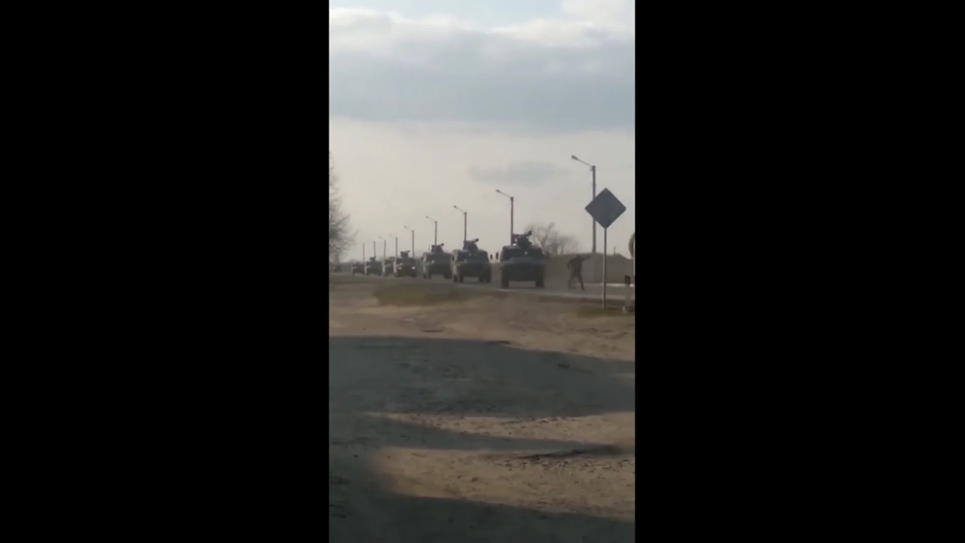 La imagen de un hombre que intenta frenar a los tanques rusos