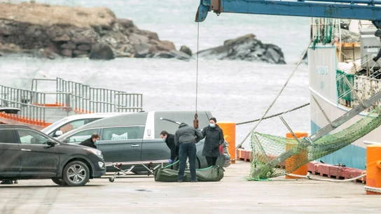 Trabajadores de una empresa funeraria recogen el cuerpo de uno de los tripulantes del Villa de Pitanxo Trabajadores de una empresa funeraria recogen el cuerpo de uno de los tripulantes del Villa de Pitanxo