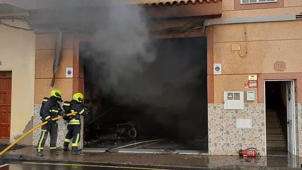 Muere un hombre al chocar su turismo contra la casa de su expareja en Gran Canaria