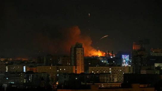 Una columna de humo se levanta en Kiev durante la invasión rusa de Ucrania Una columna de humo se levanta en Kiev durante la invasión rusa de Ucrania