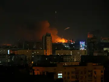 Una columna de humo se levanta en Kiev durante la invasión rusa de Ucrania