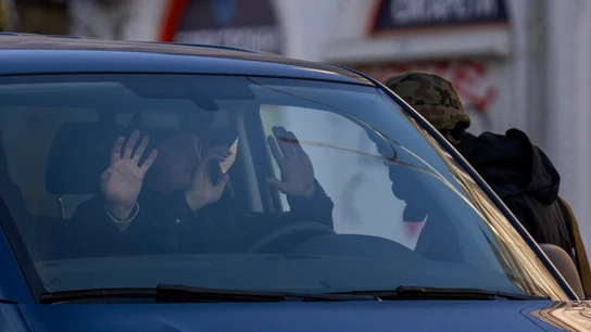 Dos personas atraviesan un control en Kiev Dos personas atraviesan un control en Kiev