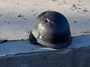 Un casco abandonado durante la guerra en Ucrania