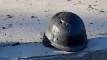 Un casco abandonado durante la guerra en Ucrania