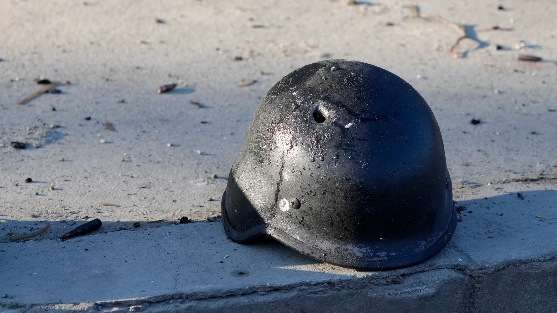 Un casco abandonado durante la guerra en Ucrania