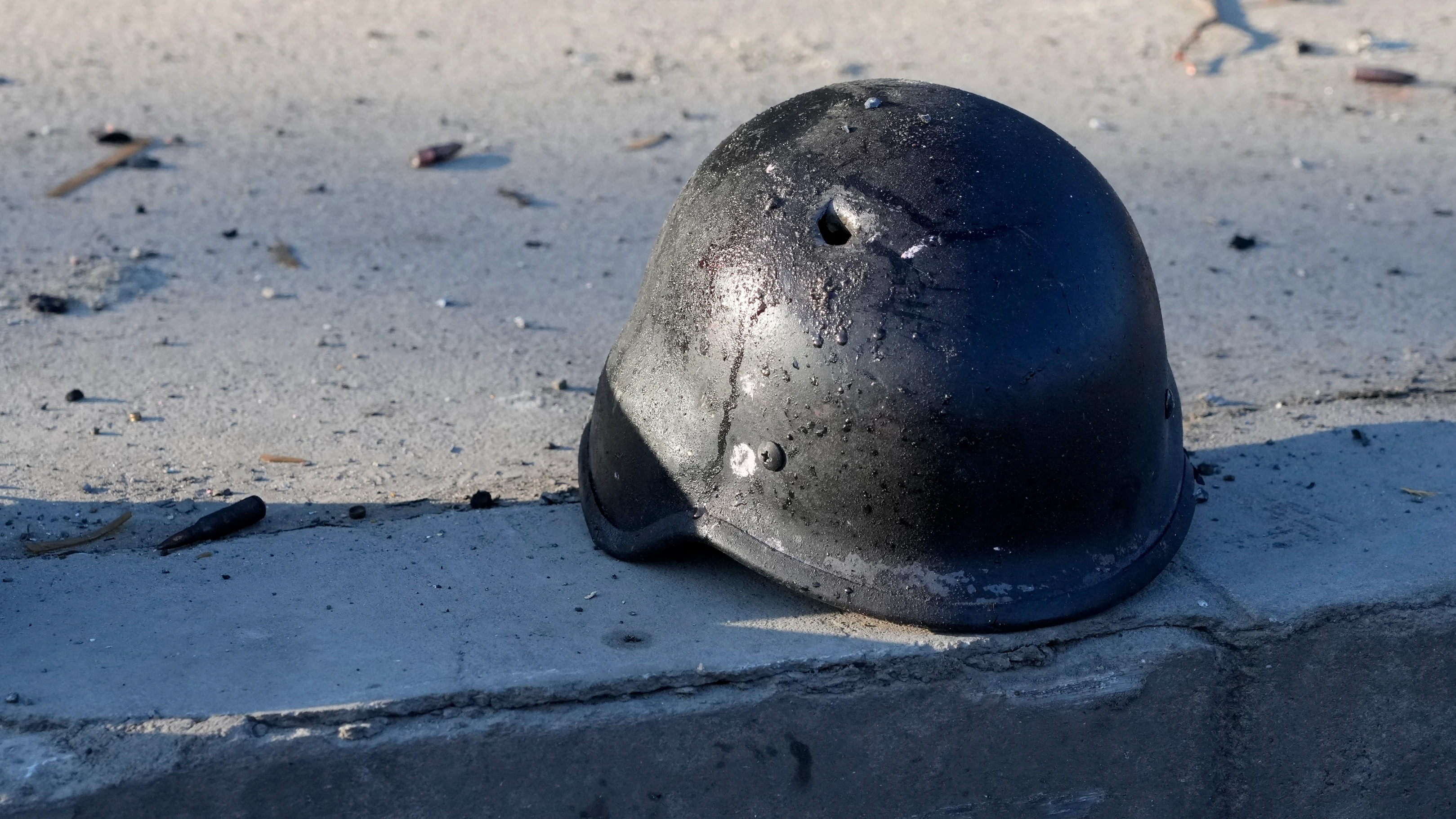 Un casco abandonado durante la guerra en Ucrania