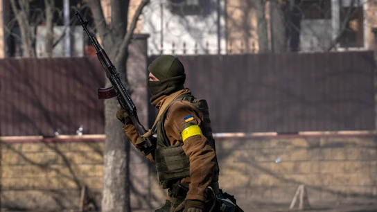 Un soldado ucraniano porta su arma por las calles de Kiev Un soldado ucraniano porta su arma por las calles de Kiev