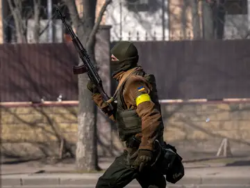 Un soldado ucraniano porta su arma por las calles de Kiev