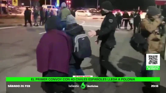 Un primer convoy con 40 civiles españoles cruza la frontera de Ucrania para ponerse a salvo en Polonia Un primer convoy con 40 civiles españoles cruza la frontera de Ucrania para ponerse a salvo en Polonia