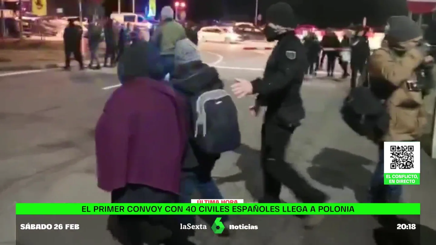 Un primer convoy con 40 civiles españoles cruza la frontera de Ucrania para ponerse a salvo en Polonia Un primer convoy con 40 civiles españoles cruza la frontera de Ucrania para ponerse a salvo en Polonia