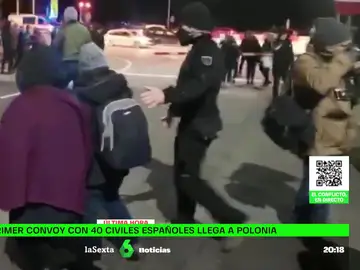 Un primer convoy con 40 civiles españoles cruza la frontera de Ucrania para ponerse a salvo en Polonia