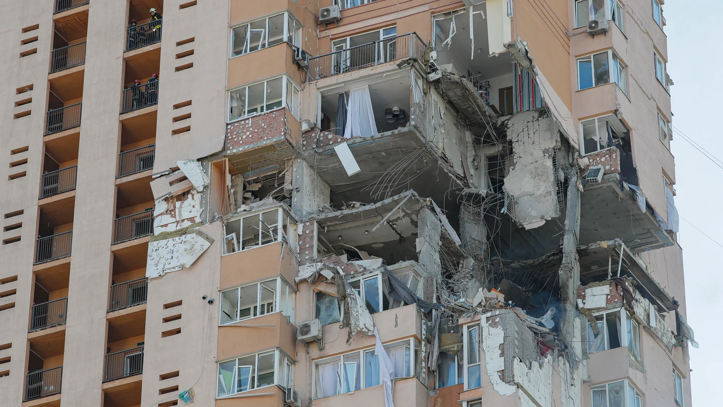 Un misil ruso impacta contra un edificio en Kiev Un misil ruso impacta contra un edificio en Kiev
