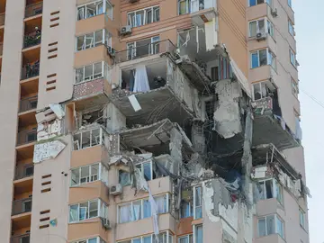 Un misil ruso impacta contra un edificio en Kiev