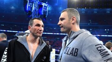 Vladimir y Vitali Klitschko, excampeones del mundo de boxeo, se han alistado al ejército ucraniano