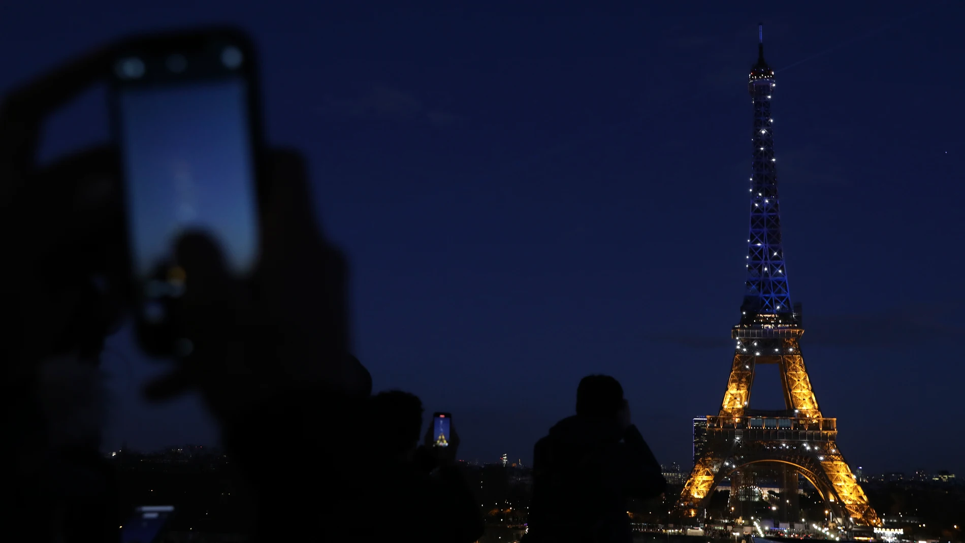 La Torre Eiffel, iluminada con los colores de la bandera de Ucrania