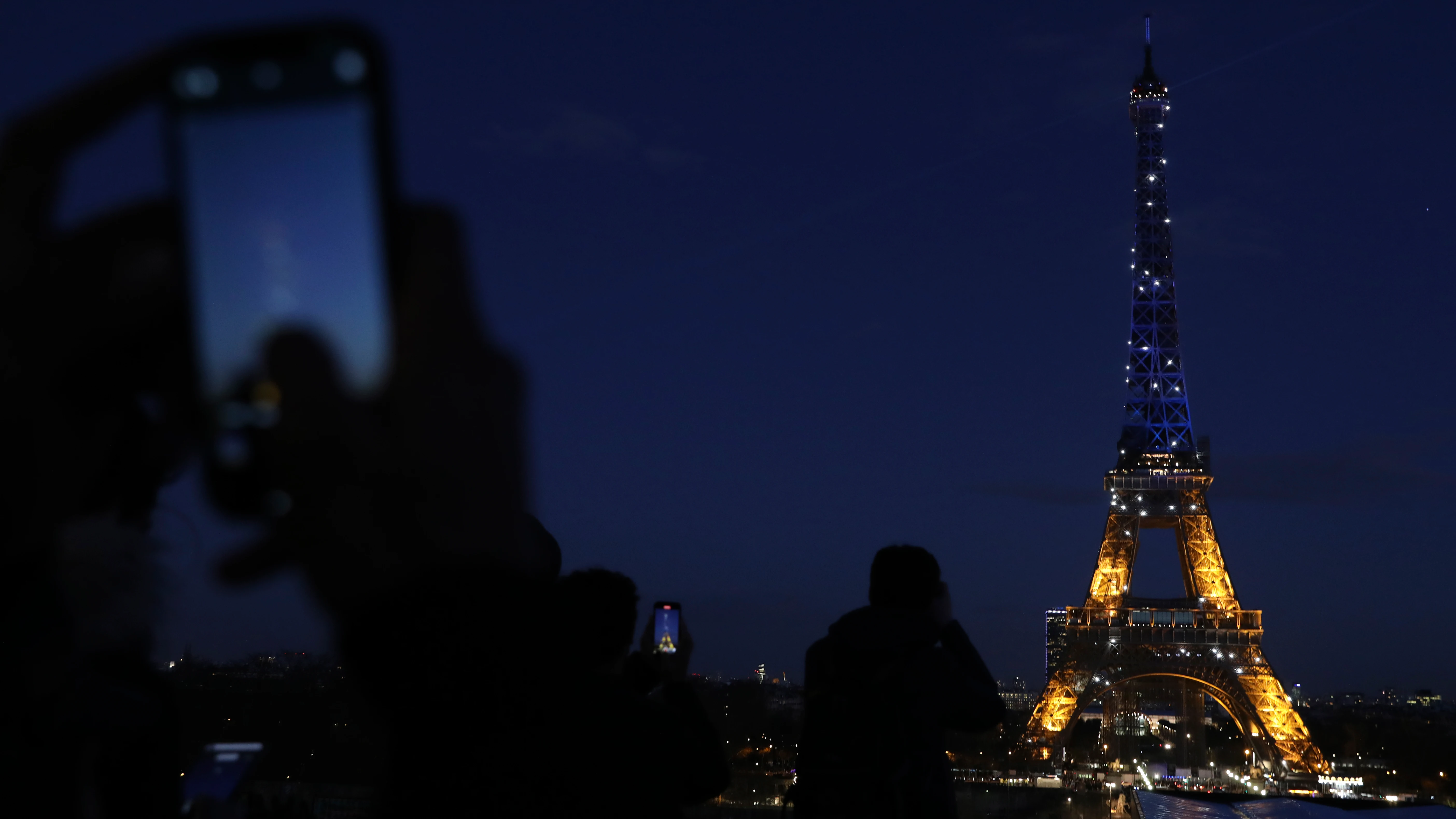 La Torre Eiffel, iluminada con los colores de la bandera de Ucrania