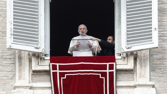 El papa pide abrir corredores humanitarios para acoger a los ucranianos que huyen de la guerra El papa pide abrir corredores humanitarios para acoger a los ucranianos que huyen de la guerra