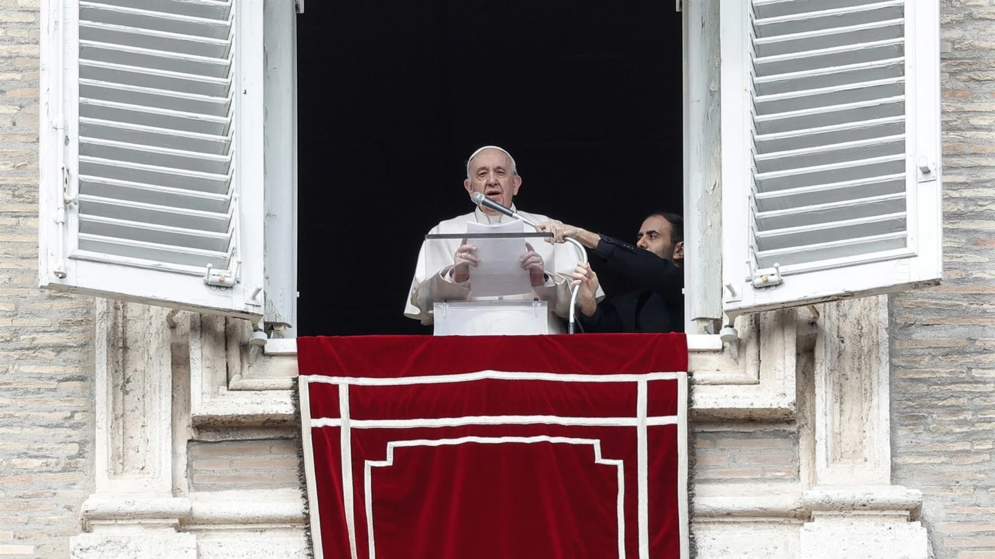 El papa pide abrir corredores humanitarios para acoger a los ucranianos que huyen de la guerra El papa pide abrir corredores humanitarios para acoger a los ucranianos que huyen de la guerra