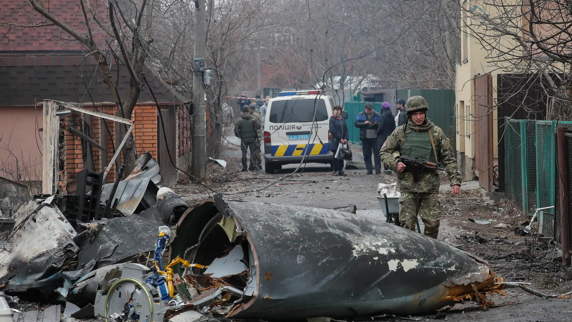 Un soldado pasa junto a los escombros de un avión militar que fue derribado en Kiev