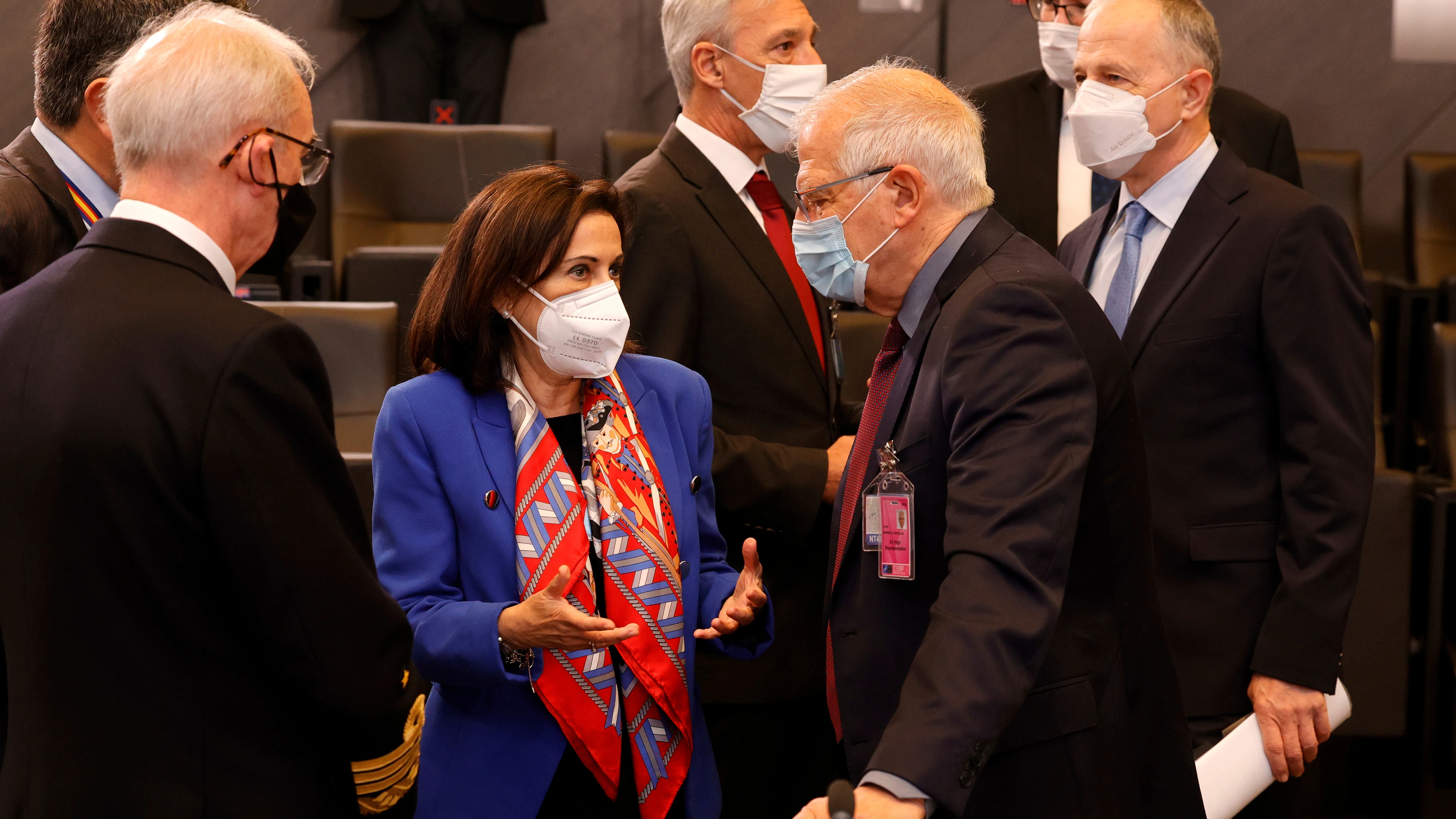 Margarita Robles dialoga con Josep Borrell