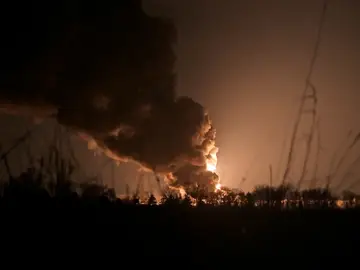Una columna de humo se levanta tras el ataque ruso a una estación petrolífera ucraniana