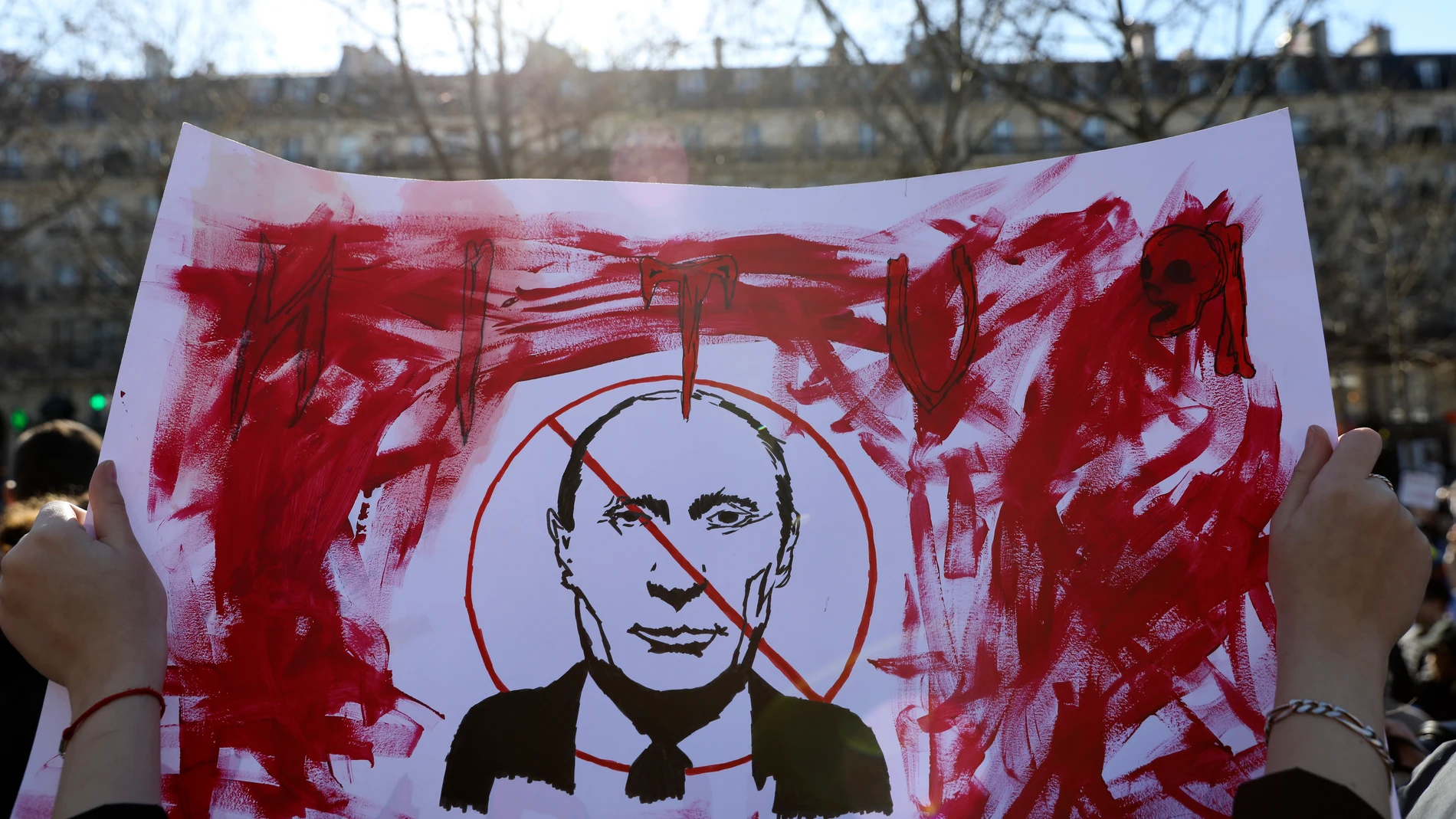 Una pancarta contra Vladimir Putin durante una protesta en París por la invasión rusa en Ucrania