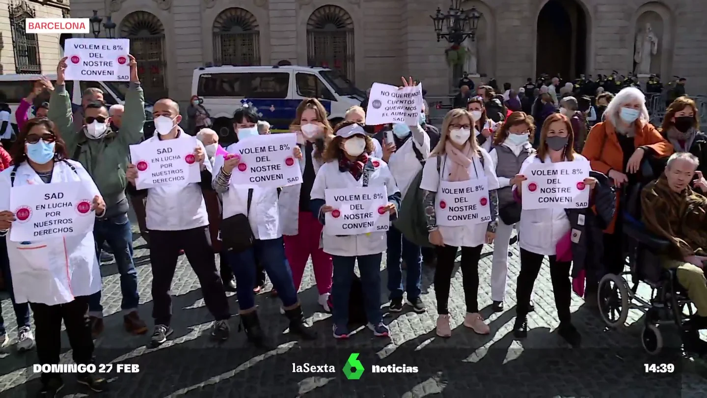 Cientos de cuidadoras se manifiestan en Barcelona para parar la privatización del sector Las afectadas, también, denuncian las difíciles condiciones de trabajo y la precariedad laboral. Centenares de personas se han concentrado esta mañana en la plaza Sant Jaume, de Barcelona, para pedir mejoras laborales. Son cuidadoras y cuidadores profesionales que han tomado las calles para pedir a las administraciones que paren la privatización del sector que debería ser completamente público. ”Estamos hartas de que el dinero público de un servicio de atención domiciliaria vaya a parar a manos privadas”, afirma una de las manifestantes. Asimismo, aseguran que 8 de cada 10 empleadas se medican a diario para afrontar su jornada laboral. Servicios públicos
