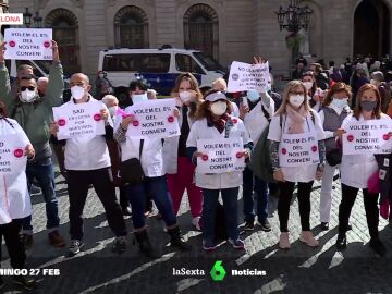 Cientos de cuidadoras se manifiestan en Barcelona para parar la privatización del sector  Las afectadas, también, denuncian las difíciles condiciones de trabajo y la precariedad laboral.    Centenares de personas se han concentrado esta mañana en la plaza Sant Jaume, de Barcelona, para pedir mejoras laborales. Son cuidadoras y cuidadores profesionales que han tomado las calles para pedir a las administraciones que paren la privatización del sector que debería ser completamente público.  ”Estamos hartas de que el dinero público de un servicio de atención domiciliaria vaya a parar a manos privadas”, afirma una de las manifestantes. Asimismo, aseguran que 8 de cada 10 empleadas se medican a diario para afrontar su jornada laboral.