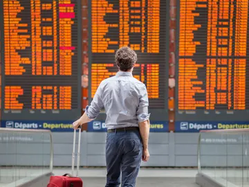 Imagen de archivo de una persona esperando en el aeropuerto Imagen de archivo de una persona esperando en el aeropuerto