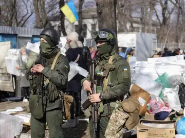 Dos soldados ucranianos.