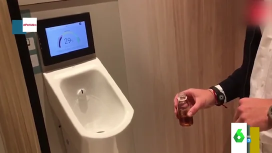 Así funciona el urinario inteligente que mide el nivel de hidratación de las personas Así funciona el urinario inteligente que mide el nivel de hidratación de las personas