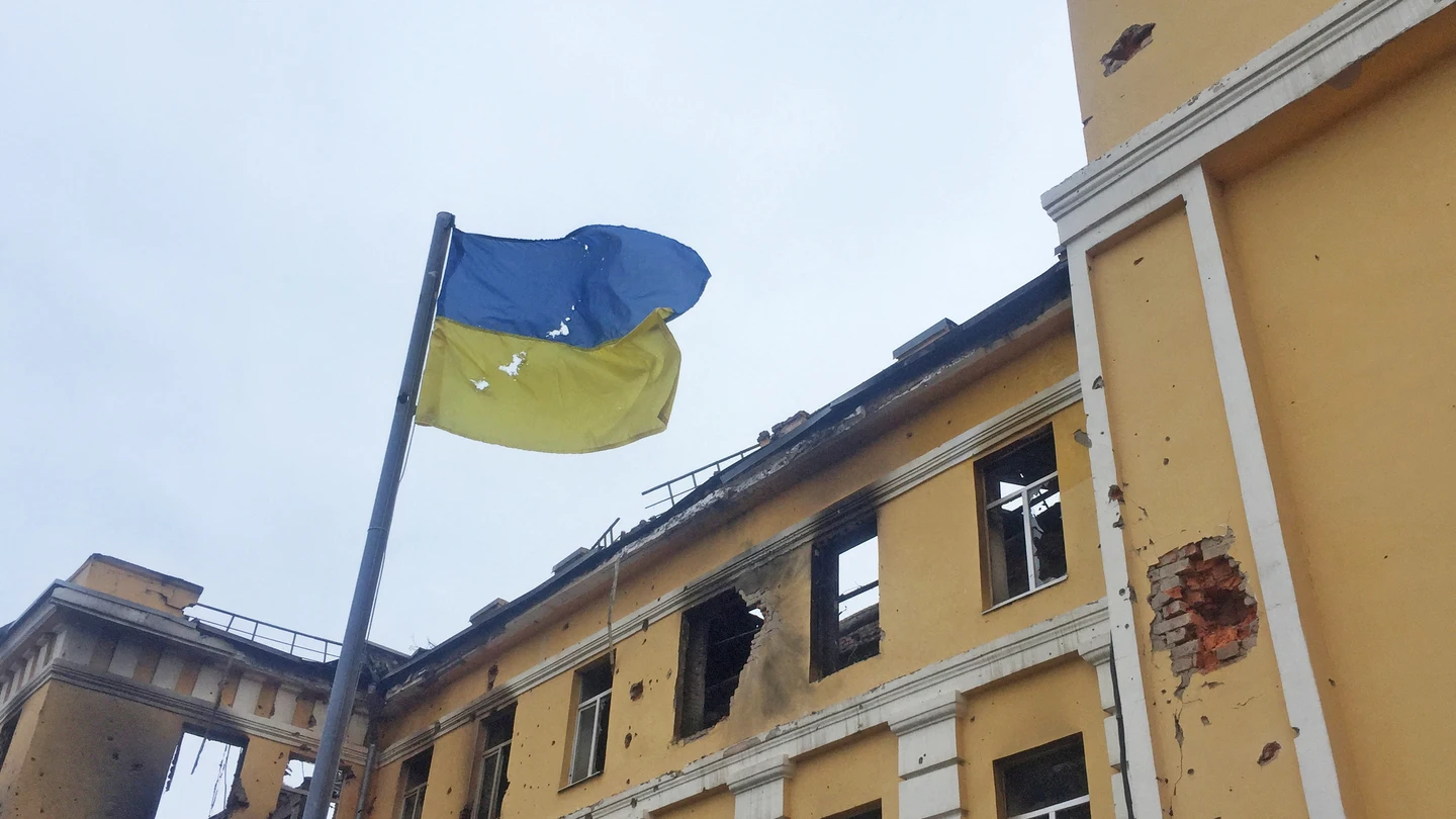 Una bandera ucraniana ondea ante un colegio bombardeado en Járkov, Ucrania Una bandera ucraniana ondea ante un colegio bombardeado en Járkov, Ucrania
