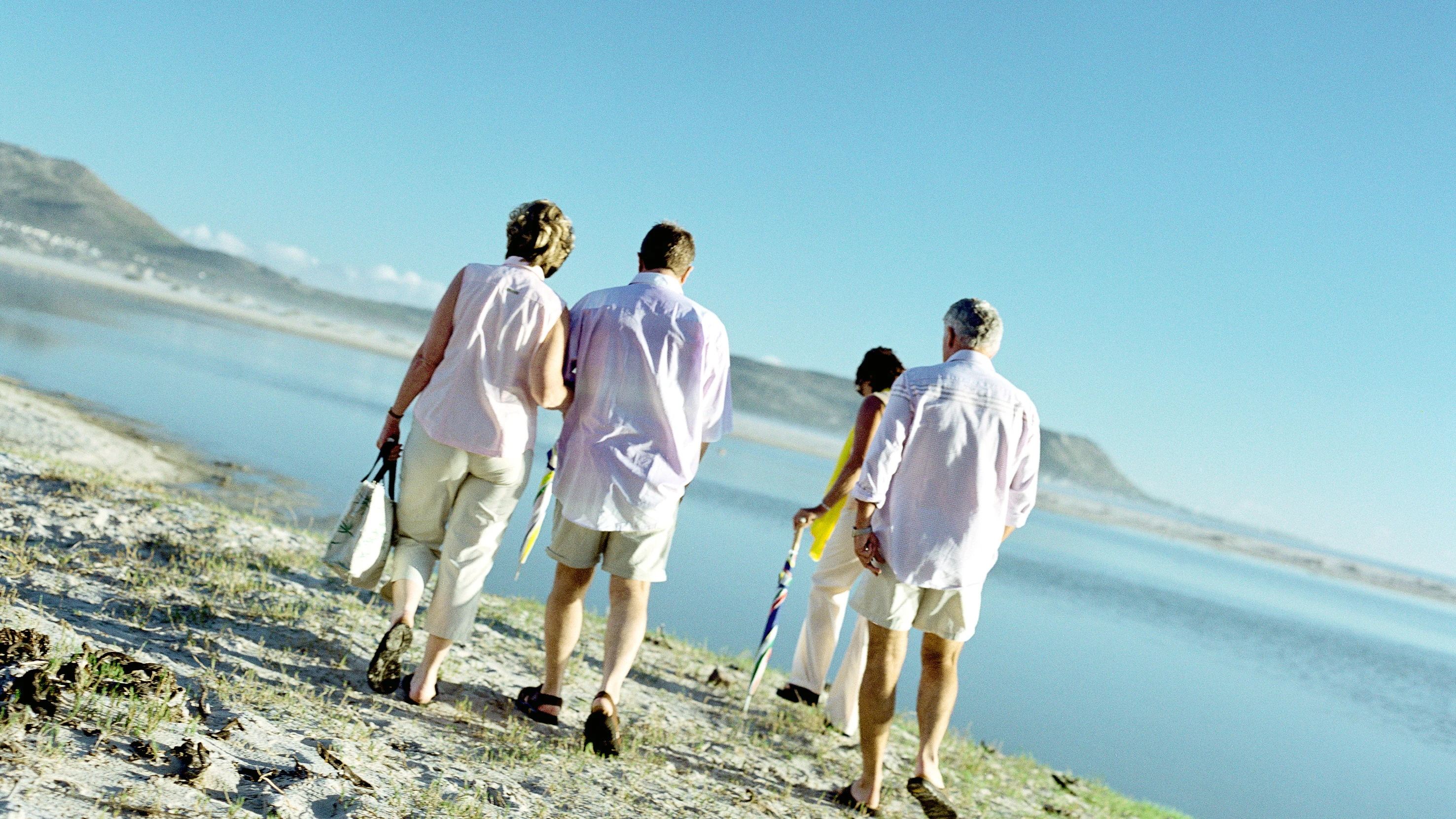 Parejas de mayores en la playa