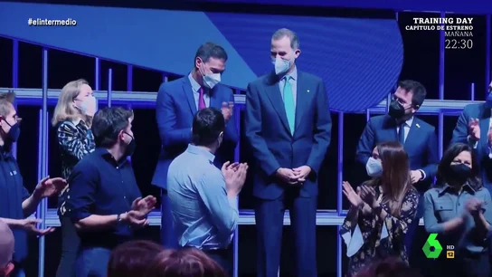 La reacción de Sánchez al cantarle el 'Cumpleaños Feliz' en pleno Mobile World Congress La reacción de Sánchez al cantarle el 'Cumpleaños Feliz' en pleno Mobile World Congress