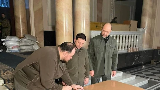 El presidente de Ucrania, Vladímir Zelenski, firma la petición de adhesión a la UE El presidente de Ucrania, Vladímir Zelenski, firma la petición de adhesión a la UE