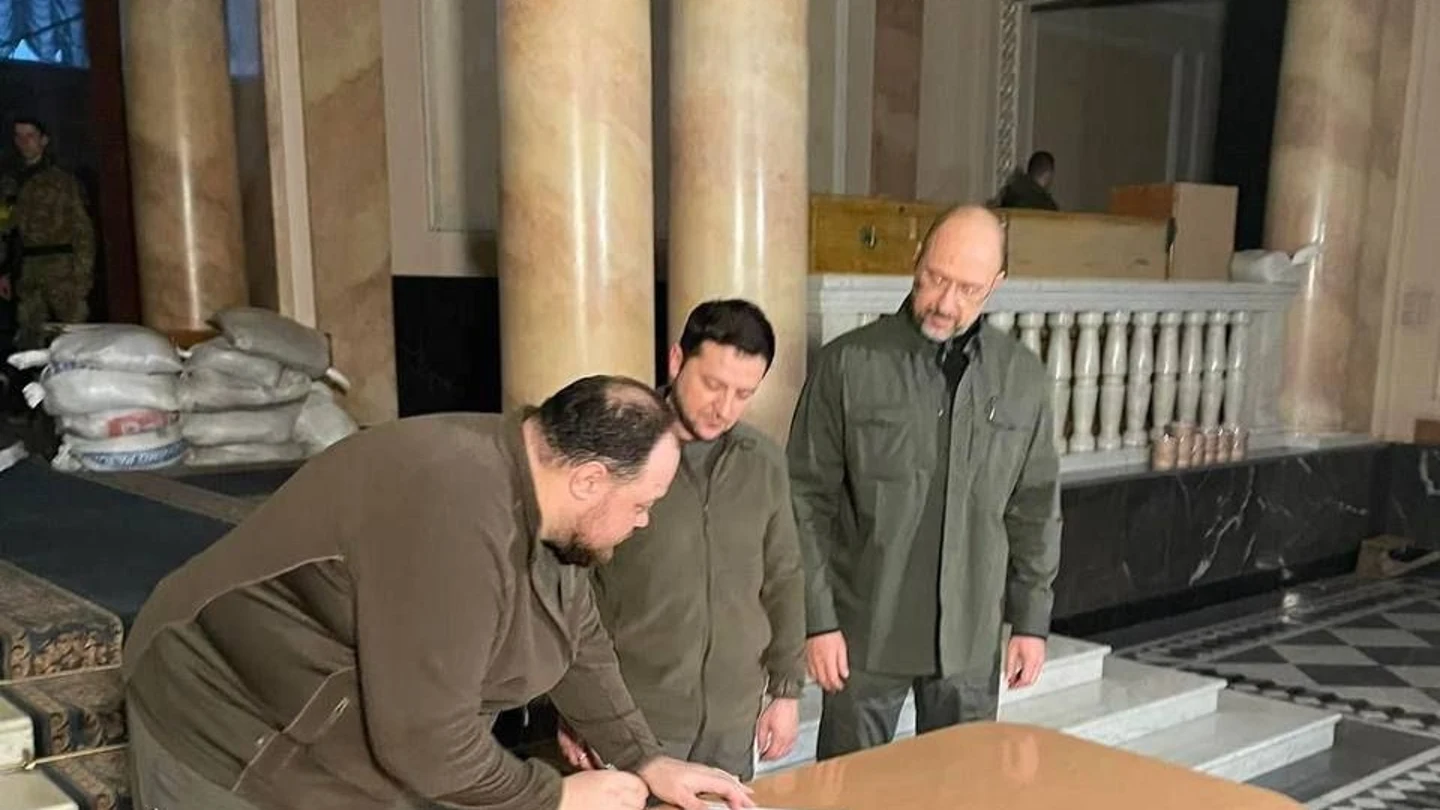 El presidente de Ucrania, Vladímir Zelenski, firma la petición de adhesión a la UE El presidente de Ucrania, Vladímir Zelenski, firma la petición de adhesión a la UE